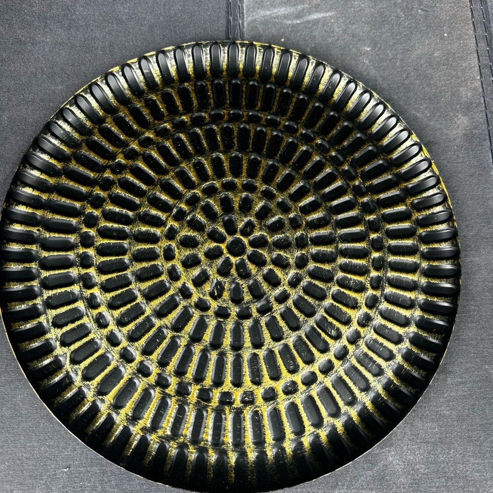 Black and gold Textured Plate